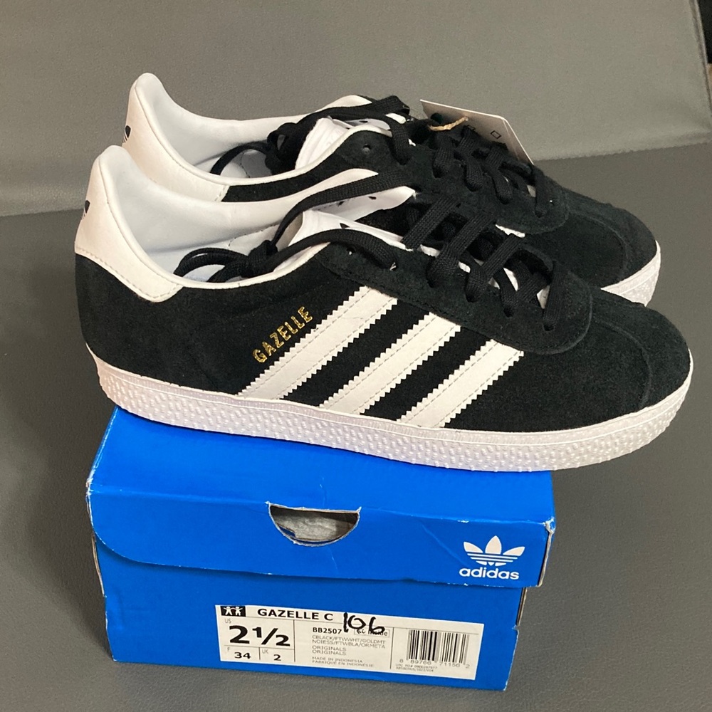 Adidas Gazelle Black Suede Sneakers size youth 2.5
Youth 2